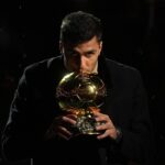 Rodri a prezentat Balonul de Aur în faţa lui Radu Drăguşin! Ceremonie pregătită de cetăţeni înaintea meciului Manchester City – Tottenham