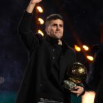 Rodri a prezentat Balonul de Aur în faţa lui Radu Drăguşin! Ceremonie pregătită de cetăţeni înaintea meciului Manchester City – Tottenham