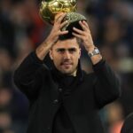 Rodri a prezentat Balonul de Aur în faţa lui Radu Drăguşin! Ceremonie pregătită de cetăţeni înaintea meciului Manchester City – Tottenham