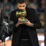 Rodri a prezentat Balonul de Aur în faţa lui Radu Drăguşin! Ceremonie pregătită de cetăţeni înaintea meciului Manchester City – Tottenham