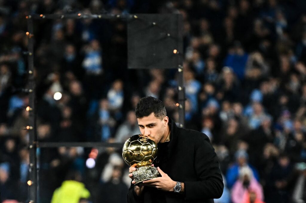 Rodri a prezentat Balonul de Aur în faţa lui Radu Drăguşin! Ceremonie pregătită de cetăţeni înaintea meciului Manchester City – Tottenham