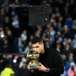 Rodri a prezentat Balonul de Aur în faţa lui Radu Drăguşin! Ceremonie pregătită de cetăţeni înaintea meciului Manchester City – Tottenham
