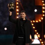 Rodri a prezentat Balonul de Aur în faţa lui Radu Drăguşin! Ceremonie pregătită de cetăţeni înaintea meciului Manchester City – Tottenham