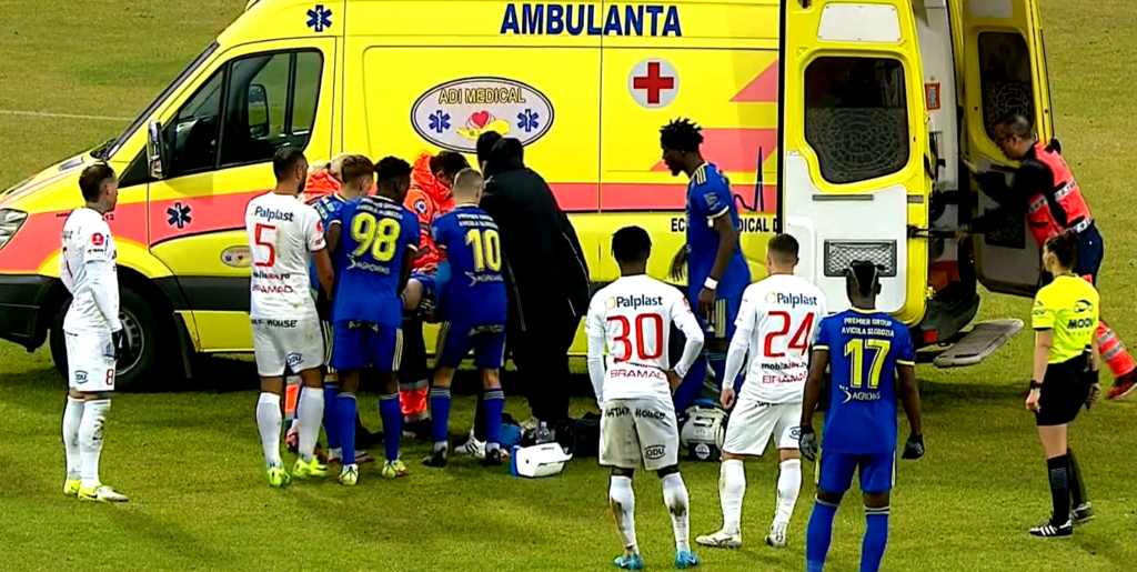 Scene incredibile la Unirea Slobozia – Hermannstadt. Vlăsceanu s-a accidentat și a fost urcat în ambulanță cu ajutorul jucătorilor