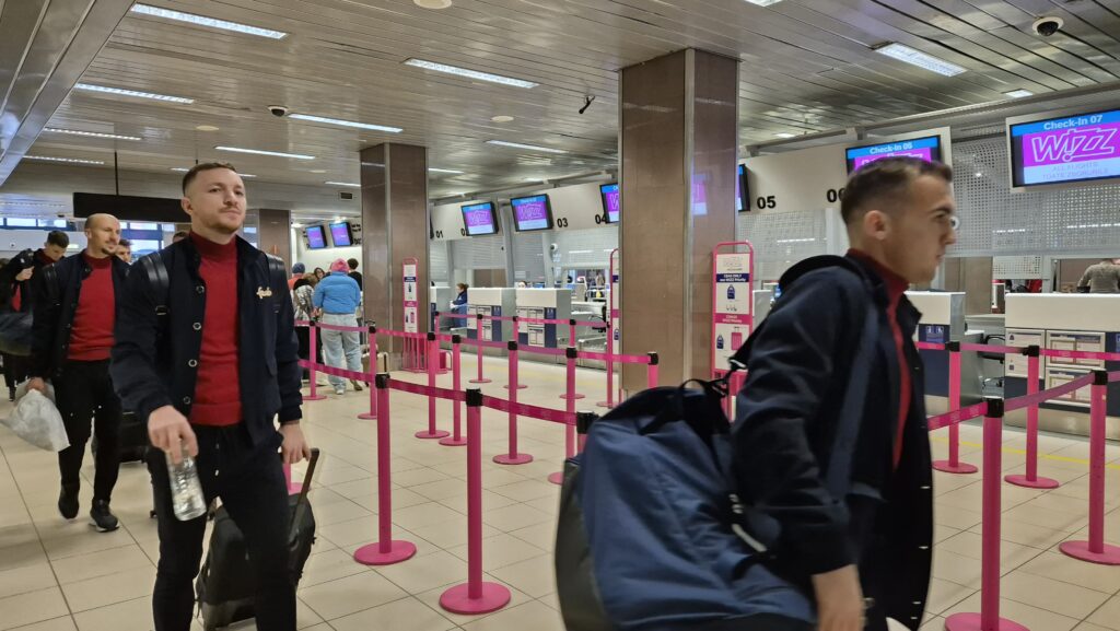 FCSB a plecat spre Hoffenheim! Jucătorii campioanei, întâmpinaţi de elfii lui Moş Crăciun pe aeroport