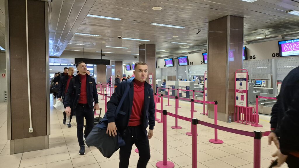 FCSB a plecat spre Hoffenheim! Jucătorii campioanei, întâmpinaţi de elfii lui Moş Crăciun pe aeroport