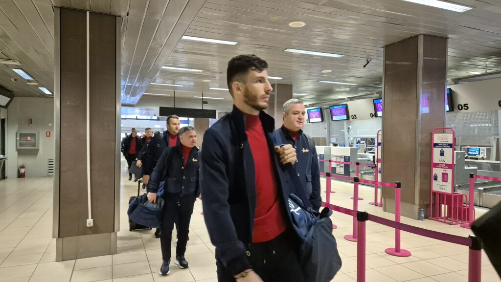 FCSB a plecat spre Hoffenheim! Jucătorii campioanei, întâmpinaţi de elfii lui Moş Crăciun pe aeroport