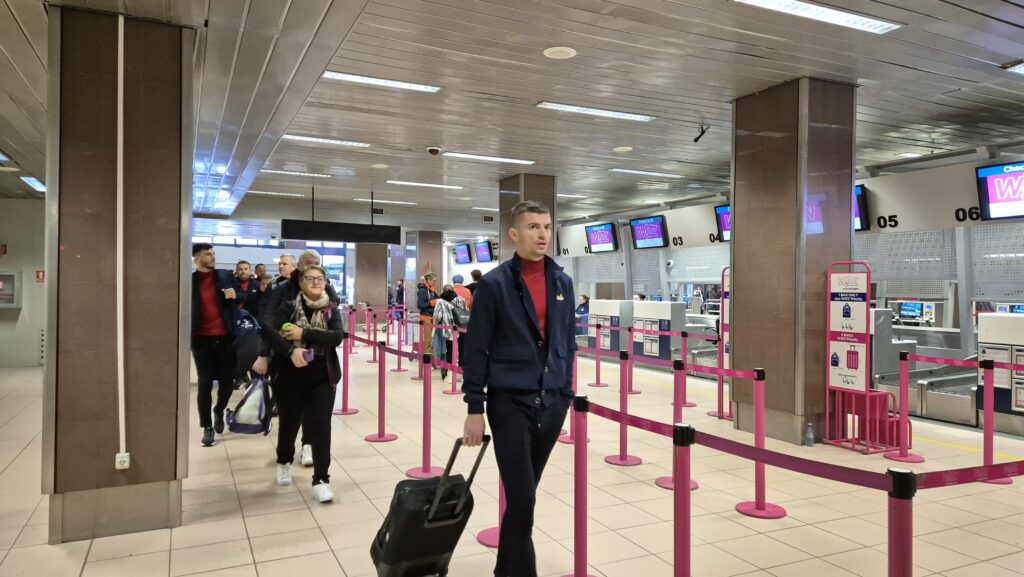 FCSB a plecat spre Hoffenheim! Jucătorii campioanei, întâmpinaţi de elfii lui Moş Crăciun pe aeroport