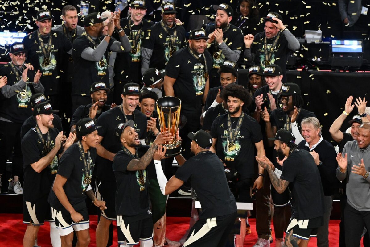 Milwaukee – Oklahoma City 91-87. Bucks a câştigat a doua ediţie din istorie a Cupei NBA. Giannis Antetokoumpo a reuşit un „triple double”