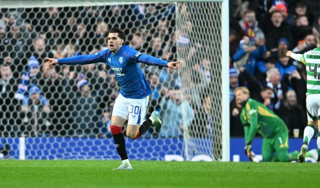 Ianis Hagi se bucură după golul marcat în Rangers - Celtic