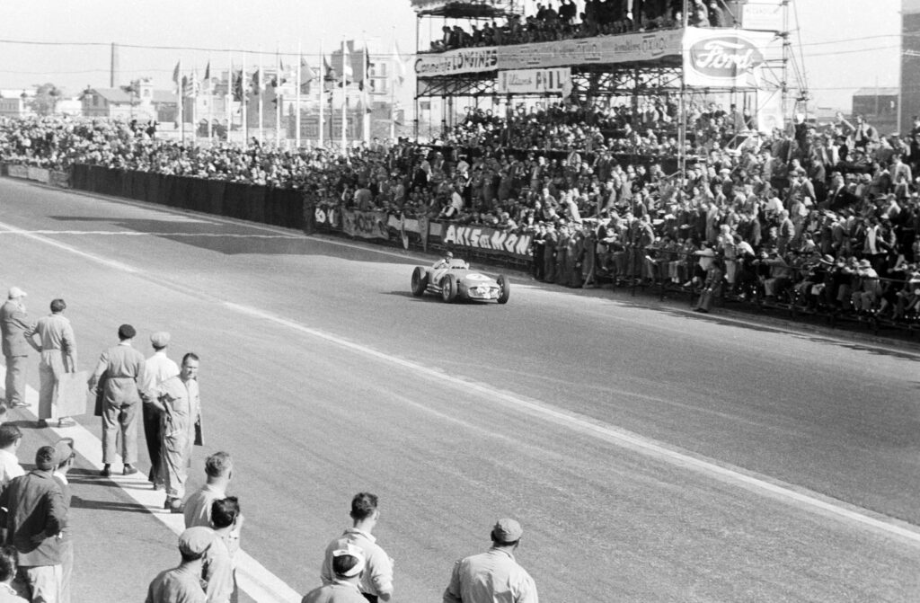 „Piesa de muzeu” scoasă la licitaţie de Mercedes. Preţul fabulos al monopostului din 1954