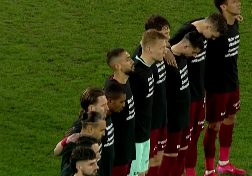 Moment de reculegere înainte de CFR Cluj – Dinamo, în memoria mamei lui Dan Petrescu! Mesajul emoționant afișat de jucători