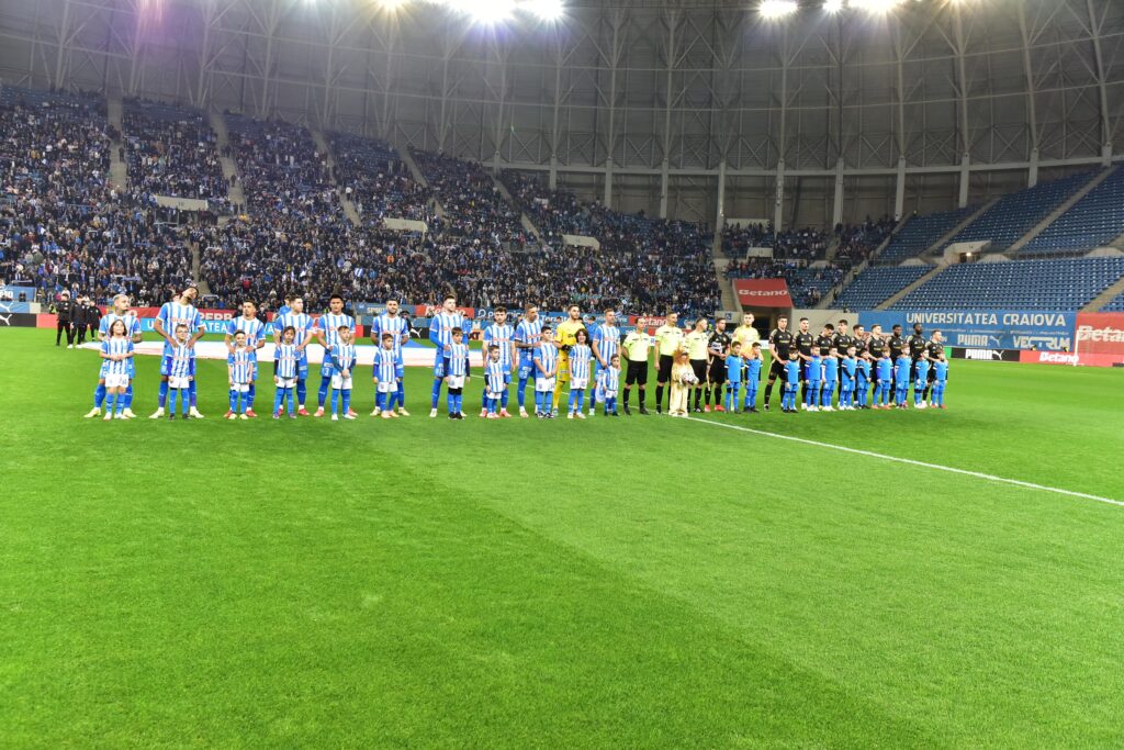 Universitatea Craiova – U Cluj 3-0. Oltenii au umilit echipa lui Sabău şi au trecut pe primul loc în Liga 1! Alex Mitriţă, două assist-uri