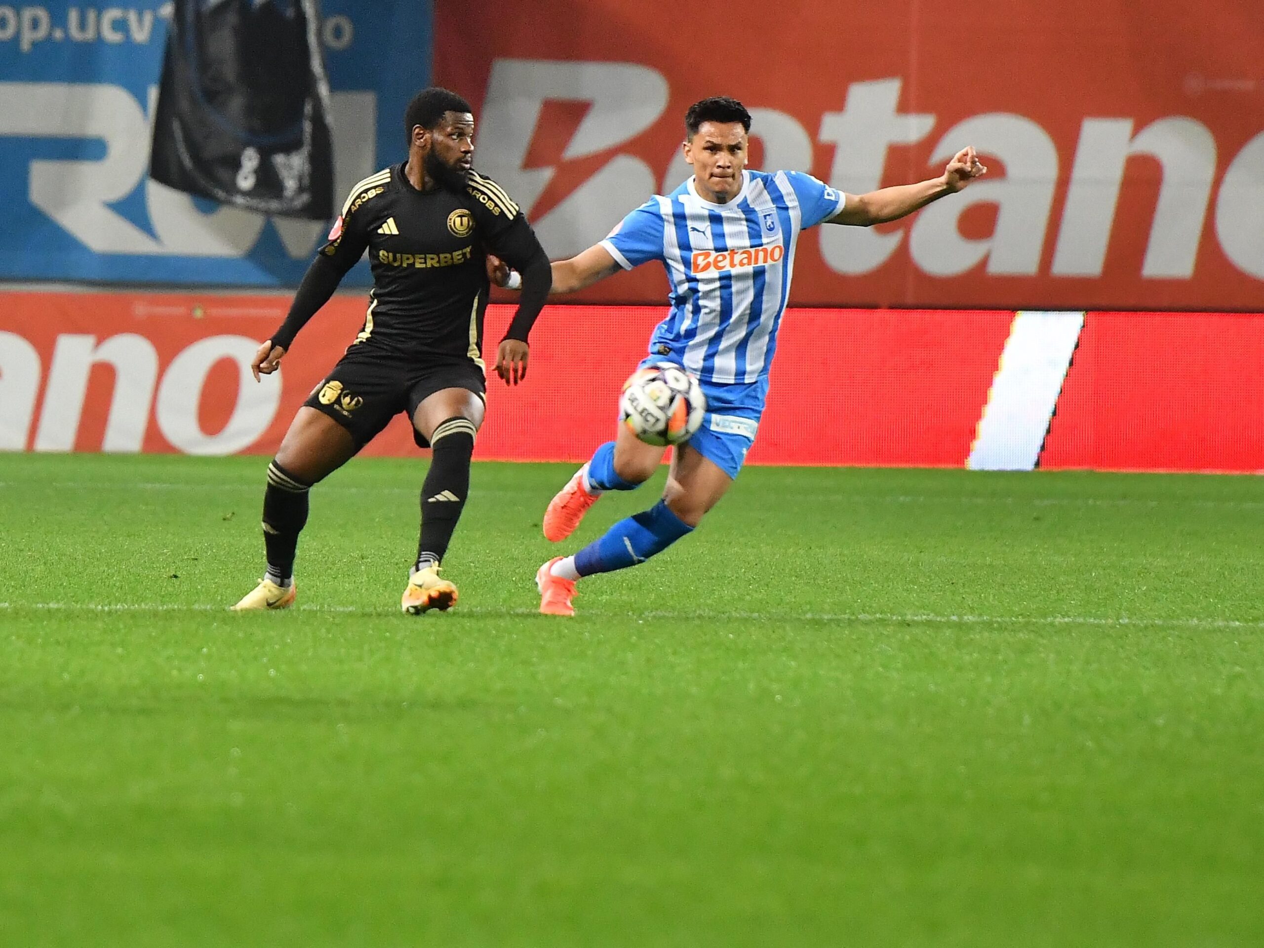 Universitatea Craiova – U Cluj 3-0. Oltenii au umilit echipa lui Sabău şi au trecut pe primul loc în Liga 1! Alex Mitriţă, două assist-uri