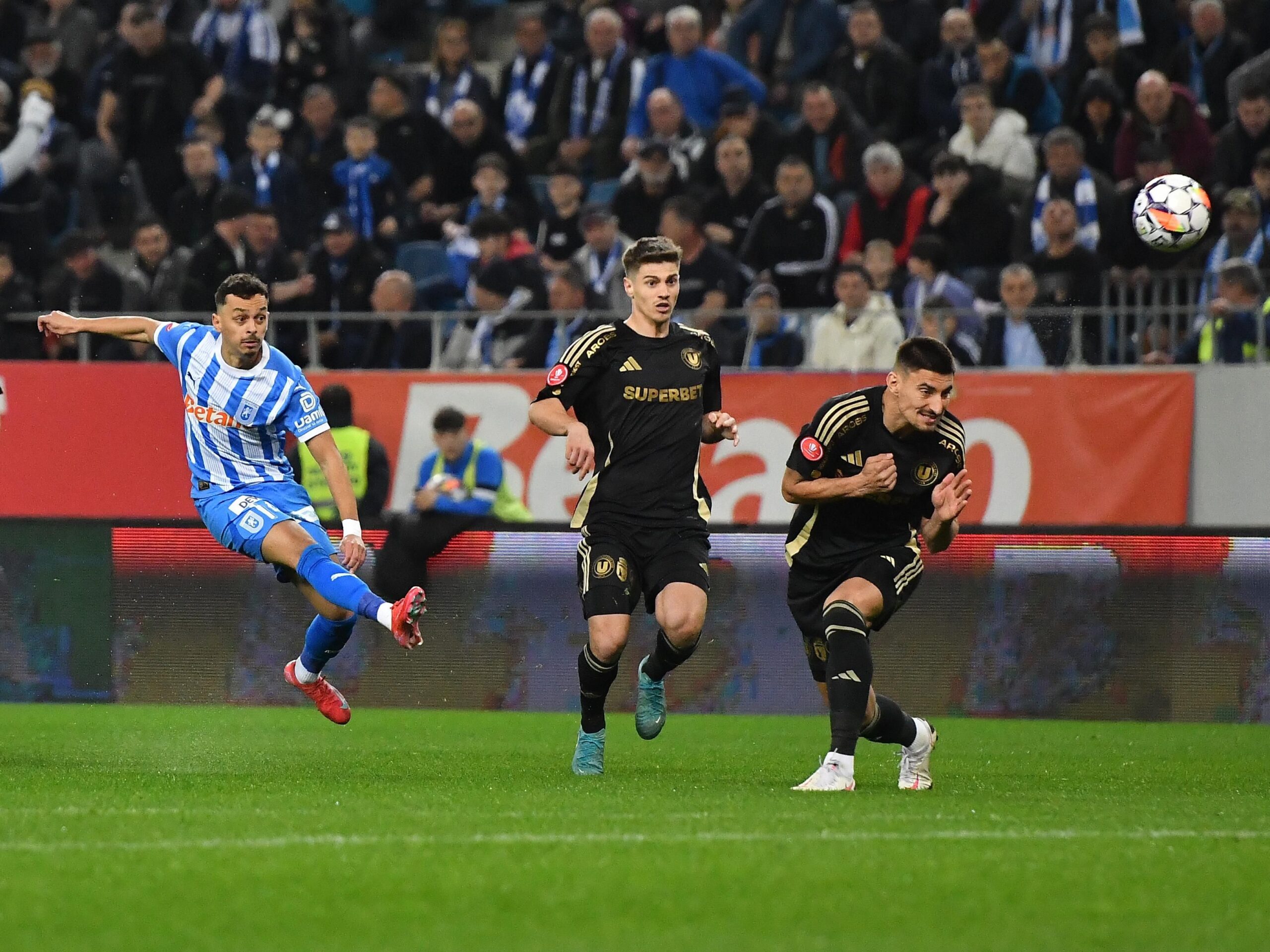Universitatea Craiova – U Cluj 3-0. Oltenii au umilit echipa lui Sabău şi au trecut pe primul loc în Liga 1! Alex Mitriţă, două assist-uri