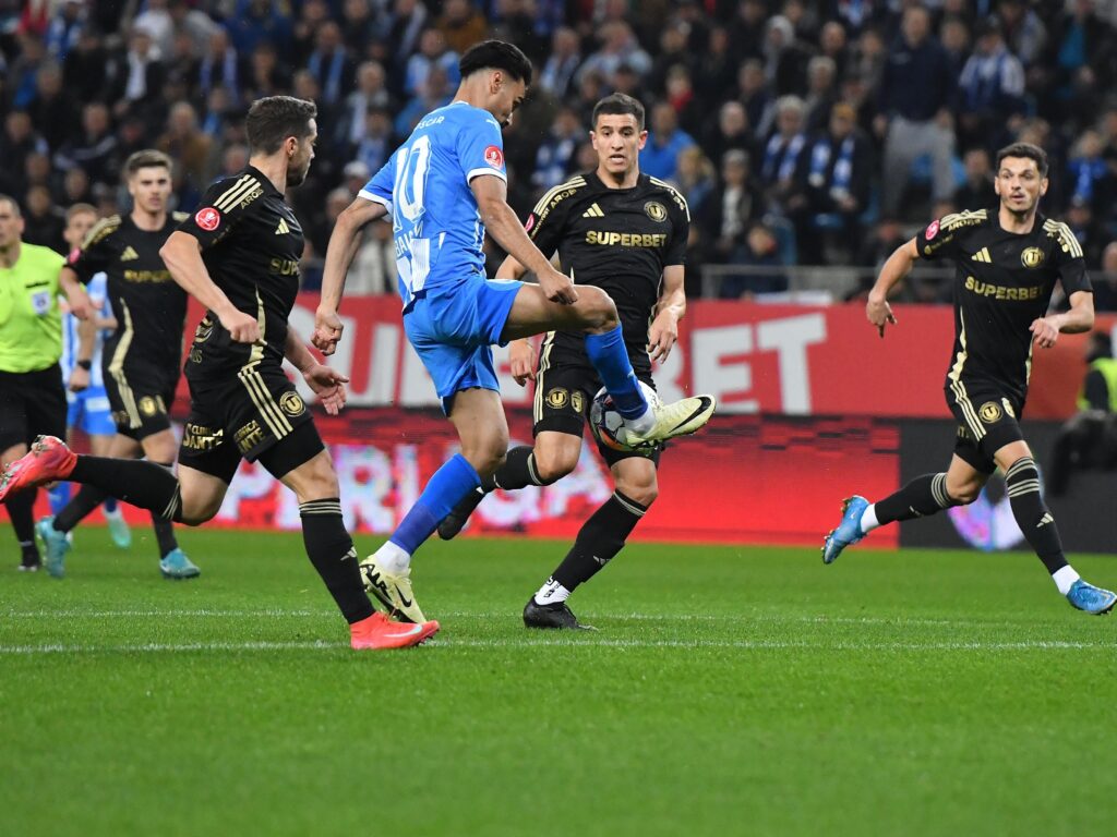 Universitatea Craiova – U Cluj 3-0. Oltenii au umilit echipa lui Sabău şi au trecut pe primul loc în Liga 1! Alex Mitriţă, două assist-uri