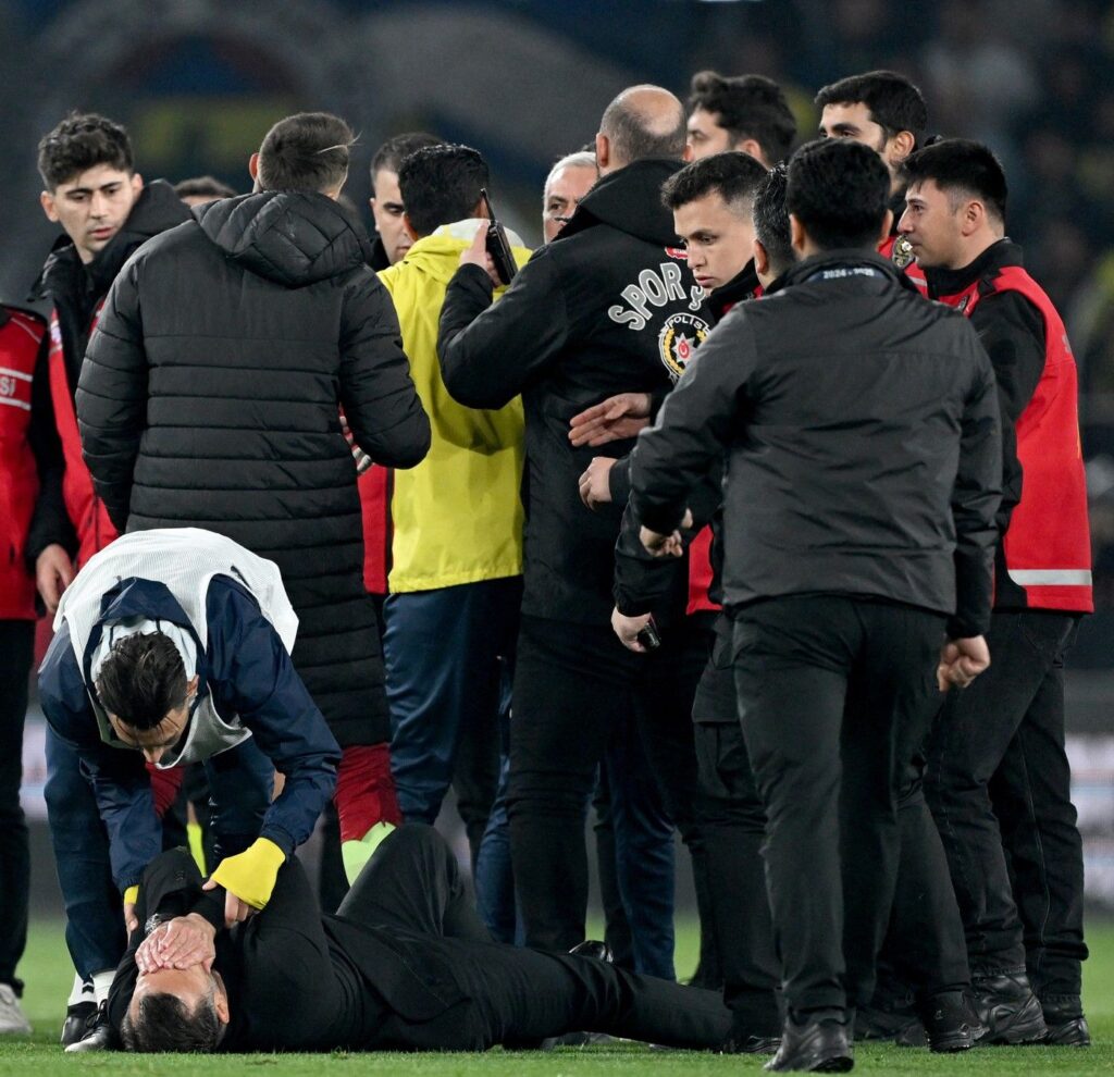 Scandal uriaş la meciul dintre Fenerbahce şi Galatasaray! Jose Mourinho l-a agresat pe antrenorul oaspeţilor. Au fost 3 jucători eliminaţi, iar jandarmii au intervenit