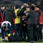 Scandal uriaş la meciul dintre Fenerbahce şi Galatasaray! Jose Mourinho l-a agresat pe antrenorul oaspeţilor. Au fost 3 jucători eliminaţi, iar jandarmii au intervenit