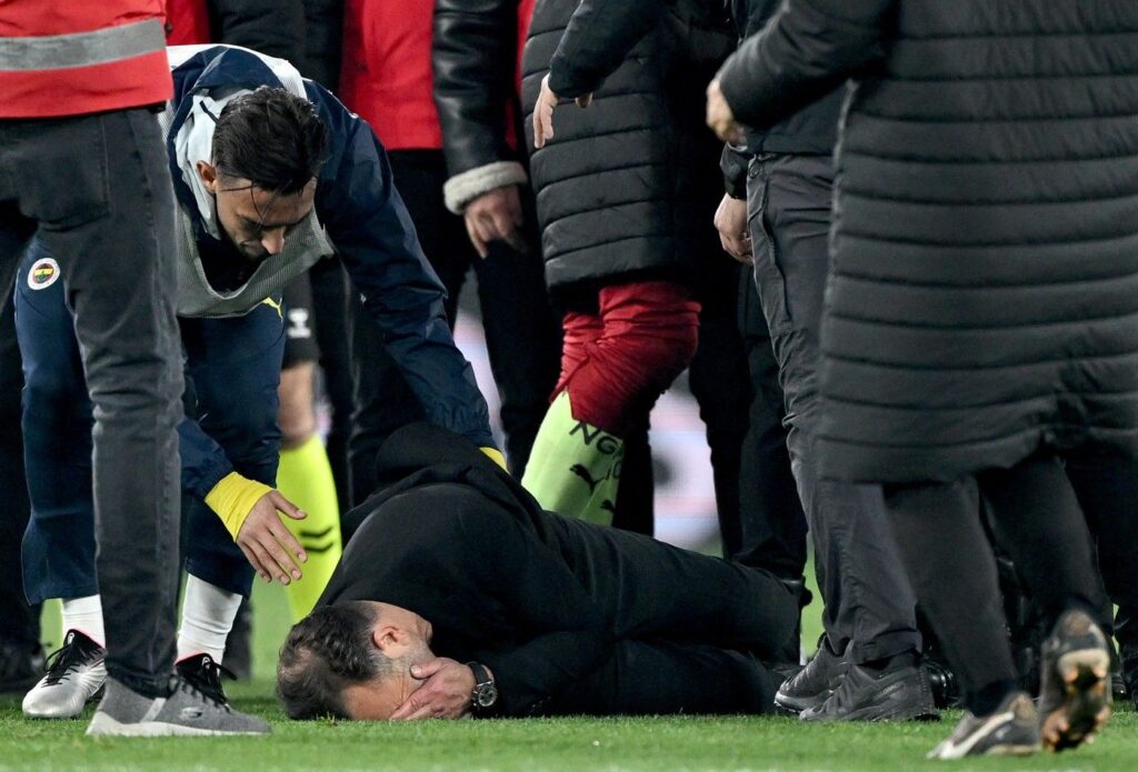Scandal uriaş la meciul dintre Fenerbahce şi Galatasaray! Jose Mourinho l-a agresat pe antrenorul oaspeţilor. Au fost 3 jucători eliminaţi, iar jandarmii au intervenit