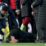 Scandal uriaş la meciul dintre Fenerbahce şi Galatasaray! Jose Mourinho l-a agresat pe antrenorul oaspeţilor. Au fost 3 jucători eliminaţi, iar jandarmii au intervenit