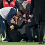 Scandal uriaş la meciul dintre Fenerbahce şi Galatasaray! Jose Mourinho l-a agresat pe antrenorul oaspeţilor. Au fost 3 jucători eliminaţi, iar jandarmii au intervenit