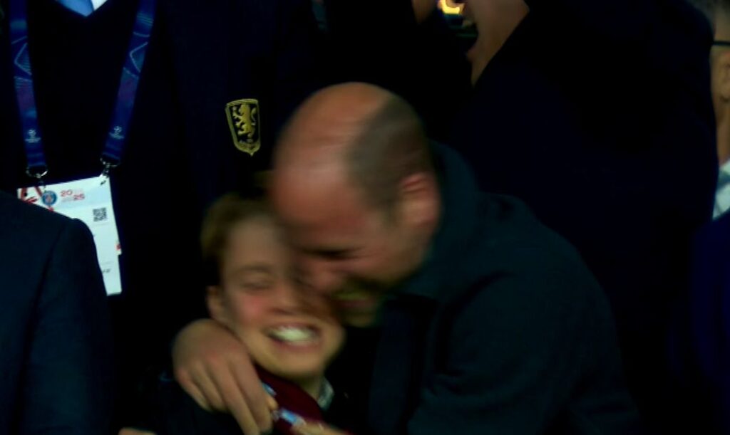 Prinţul William şi fiul lui, Prinţul George, la PSG - Aston Villa - captura digisport.ro