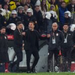 Scandal uriaş la meciul dintre Fenerbahce şi Galatasaray! Jose Mourinho l-a agresat pe antrenorul oaspeţilor. Au fost 3 jucători eliminaţi, iar jandarmii au intervenit
