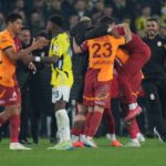 Scandal uriaş la meciul dintre Fenerbahce şi Galatasaray! Jose Mourinho l-a agresat pe antrenorul oaspeţilor. Au fost 3 jucători eliminaţi, iar jandarmii au intervenit