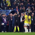Scandal uriaş la meciul dintre Fenerbahce şi Galatasaray! Jose Mourinho l-a agresat pe antrenorul oaspeţilor. Au fost 3 jucători eliminaţi, iar jandarmii au intervenit