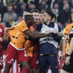 Scandal uriaş la meciul dintre Fenerbahce şi Galatasaray! Jose Mourinho l-a agresat pe antrenorul oaspeţilor. Au fost 3 jucători eliminaţi, iar jandarmii au intervenit