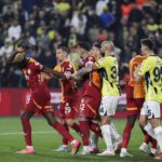Scandal uriaş la meciul dintre Fenerbahce şi Galatasaray! Jose Mourinho l-a agresat pe antrenorul oaspeţilor. Au fost 3 jucători eliminaţi, iar jandarmii au intervenit