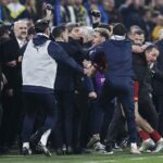 Scandal uriaş la meciul dintre Fenerbahce şi Galatasaray! Jose Mourinho l-a agresat pe antrenorul oaspeţilor. Au fost 3 jucători eliminaţi, iar jandarmii au intervenit