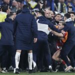 Scandal uriaş la meciul dintre Fenerbahce şi Galatasaray! Jose Mourinho l-a agresat pe antrenorul oaspeţilor. Au fost 3 jucători eliminaţi, iar jandarmii au intervenit