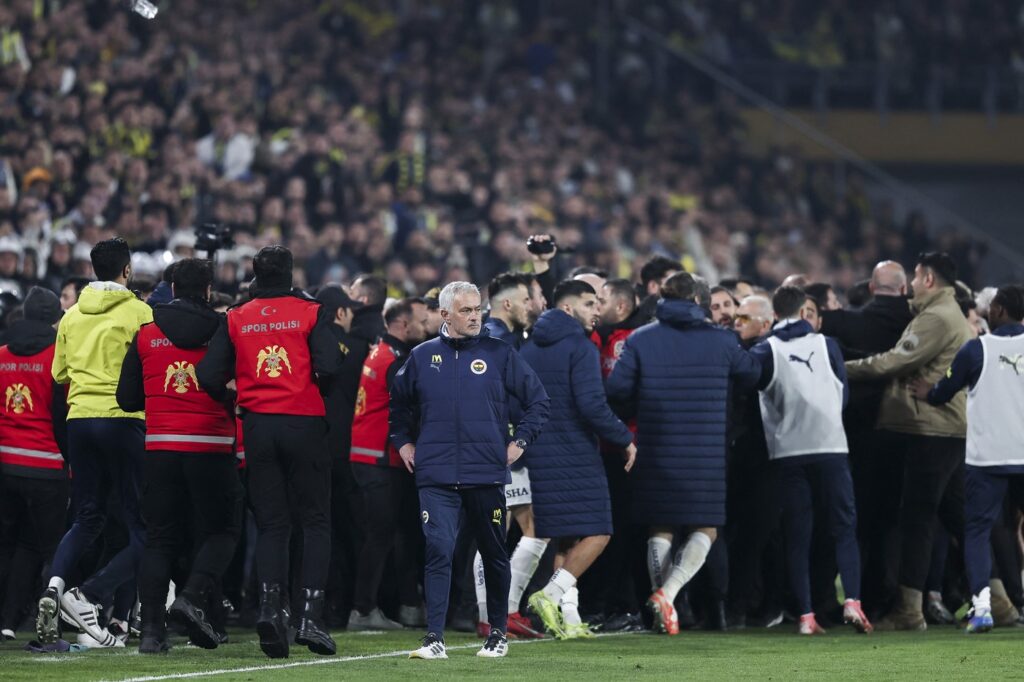 Scandal uriaş la meciul dintre Fenerbahce şi Galatasaray! Jose Mourinho l-a agresat pe antrenorul oaspeţilor. Au fost 3 jucători eliminaţi, iar jandarmii au intervenit