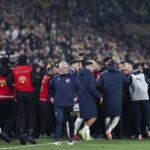 Scandal uriaş la meciul dintre Fenerbahce şi Galatasaray! Jose Mourinho l-a agresat pe antrenorul oaspeţilor. Au fost 3 jucători eliminaţi, iar jandarmii au intervenit