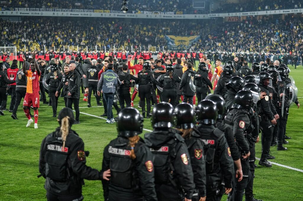 Scandal uriaş la meciul dintre Fenerbahce şi Galatasaray! Jose Mourinho l-a agresat pe antrenorul oaspeţilor. Au fost 3 jucători eliminaţi, iar jandarmii au intervenit