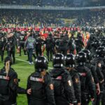 Scandal uriaş la meciul dintre Fenerbahce şi Galatasaray! Jose Mourinho l-a agresat pe antrenorul oaspeţilor. Au fost 3 jucători eliminaţi, iar jandarmii au intervenit