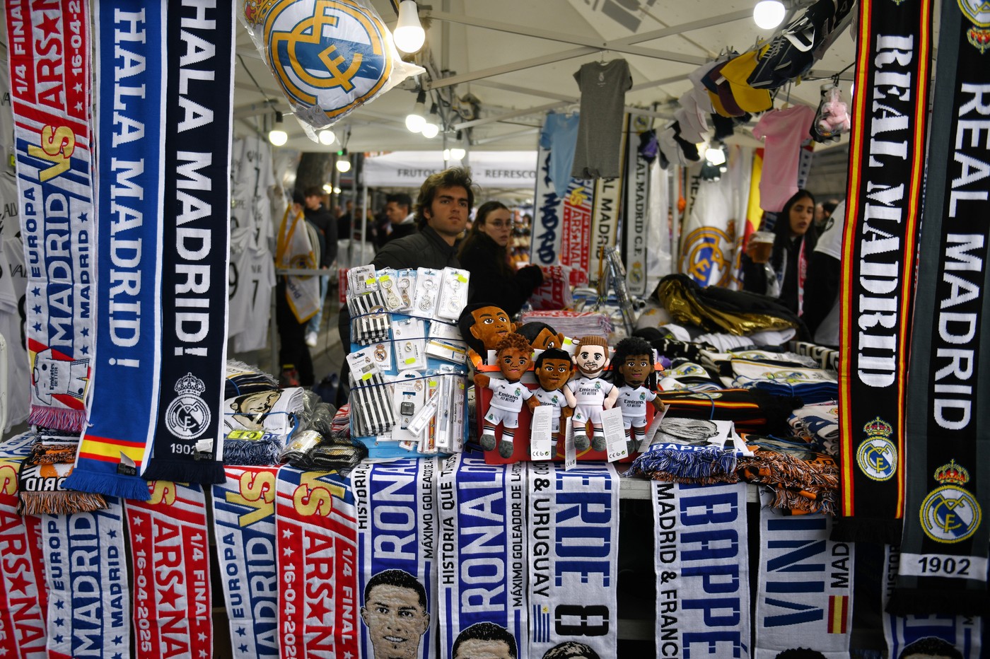 „Nebunie” pe Santiago Bernabeu înainte de Real Madrid – Arsenal! Poliţia a ieşit pe străzi