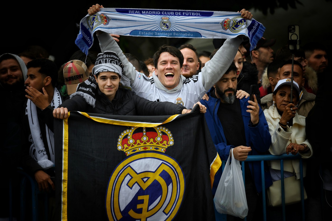 „Nebunie” pe Santiago Bernabeu înainte de Real Madrid – Arsenal! Poliţia a ieşit pe străzi