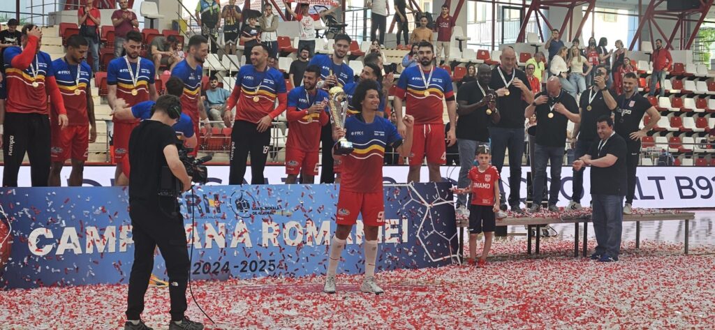 Dinamo a câştigat titlul la handbal în ziua în care Steaua a retrogradat! 10 campionate la rând pentru „dulăi”