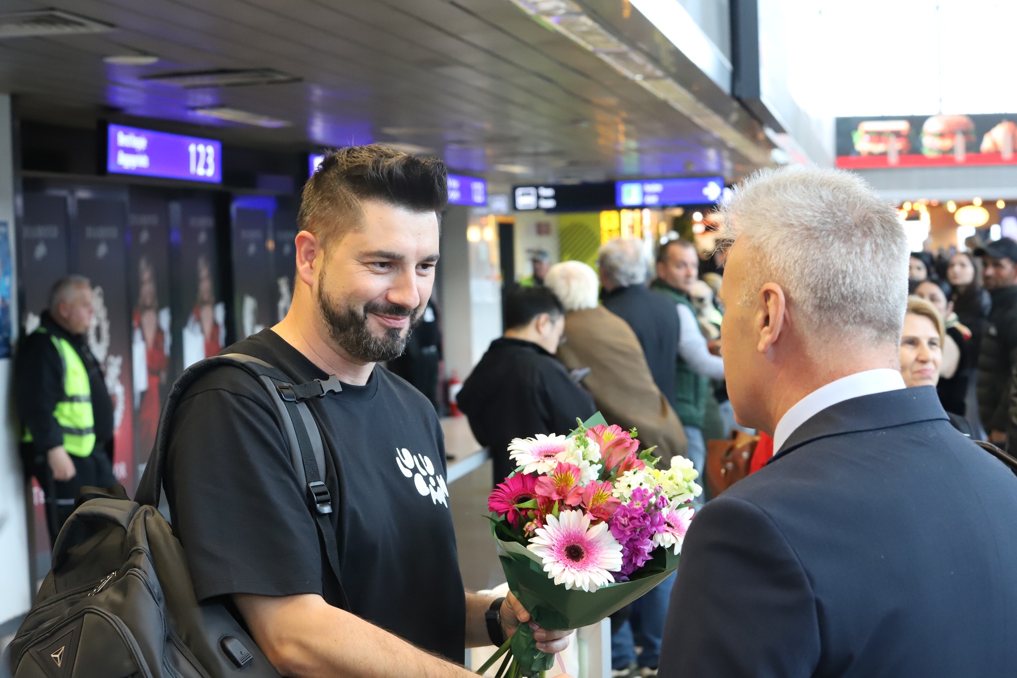 Vicecampioana mondială Bernadette Szocs, aşteptată cu flori la aeroport: „Am făcut istorie, sunt mândră”