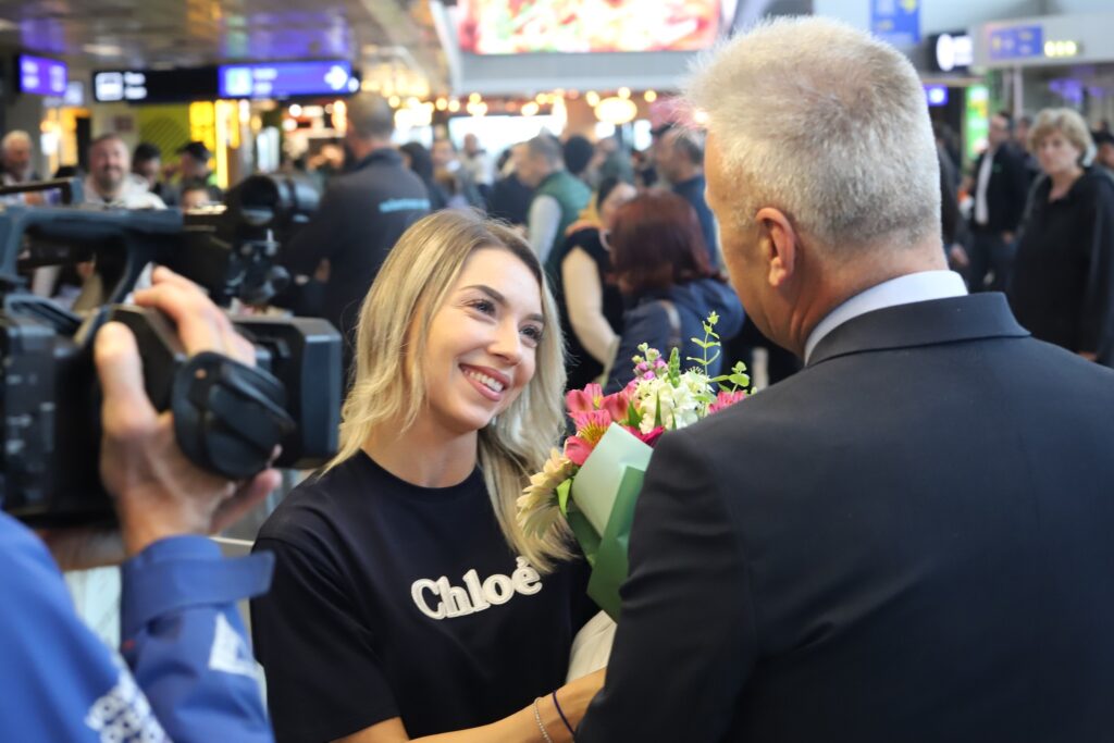 Vicecampioana mondială Bernadette Szocs, aşteptată cu flori la aeroport: „Am făcut istorie, sunt mândră”