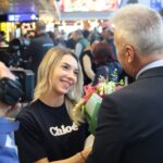 Vicecampioana mondială Bernadette Szocs, aşteptată cu flori la aeroport: „Am făcut istorie, sunt mândră”