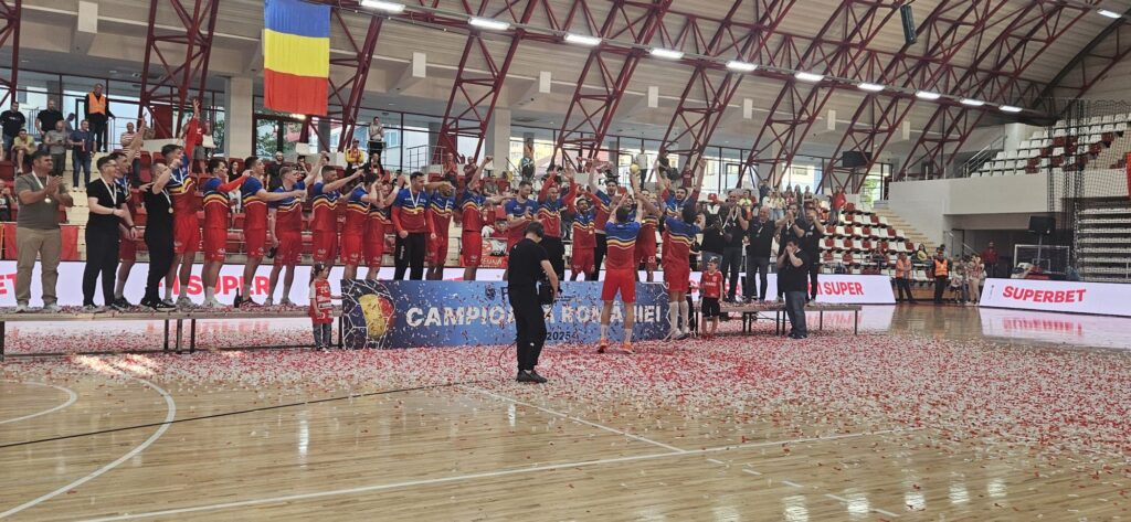 Dinamo a câştigat titlul la handbal în ziua în care Steaua a retrogradat! 10 campionate la rând pentru „dulăi”