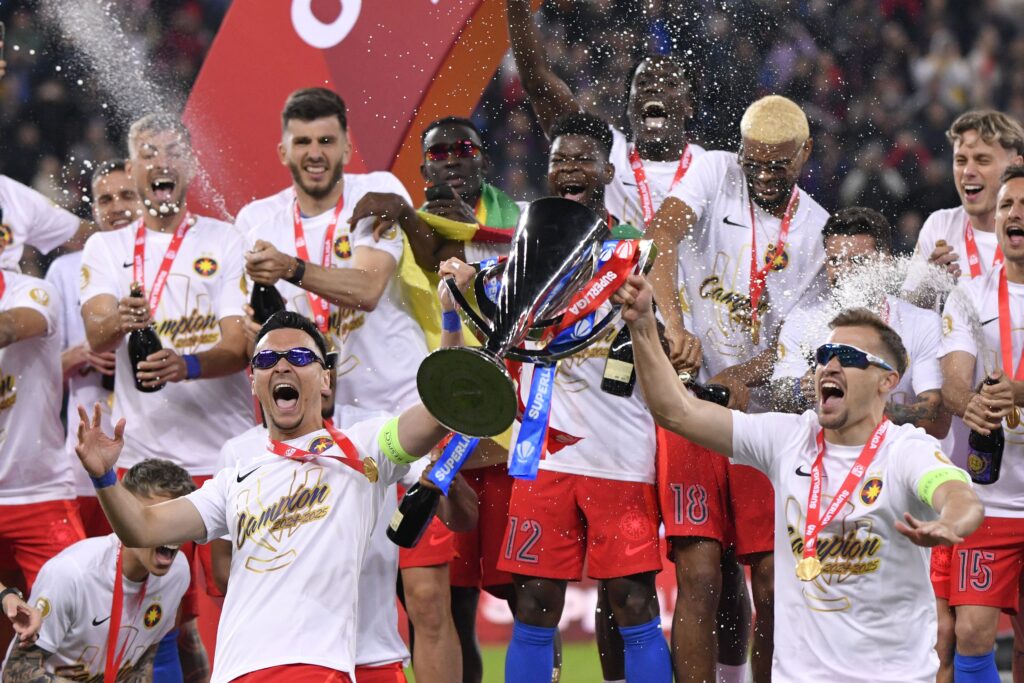 FCSB a primit trofeul de campioană