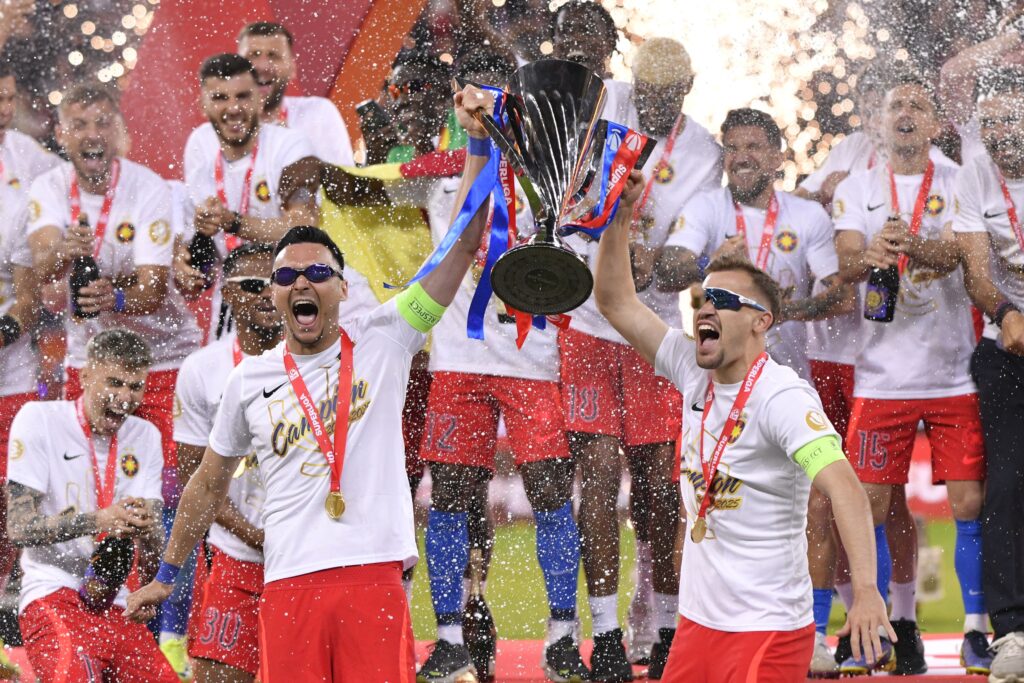 FCSB a primit trofeul de campioană
