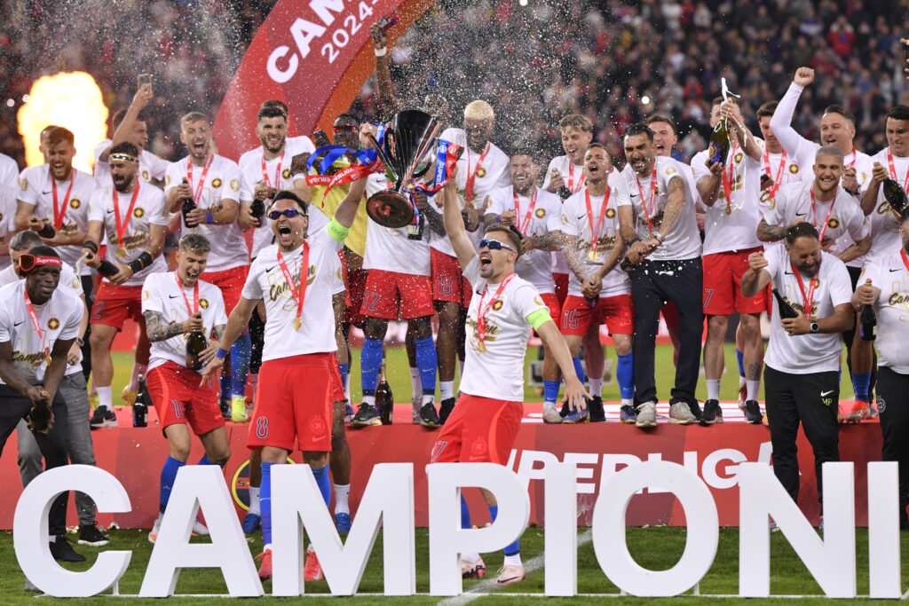 FCSB a primit trofeul de campioană