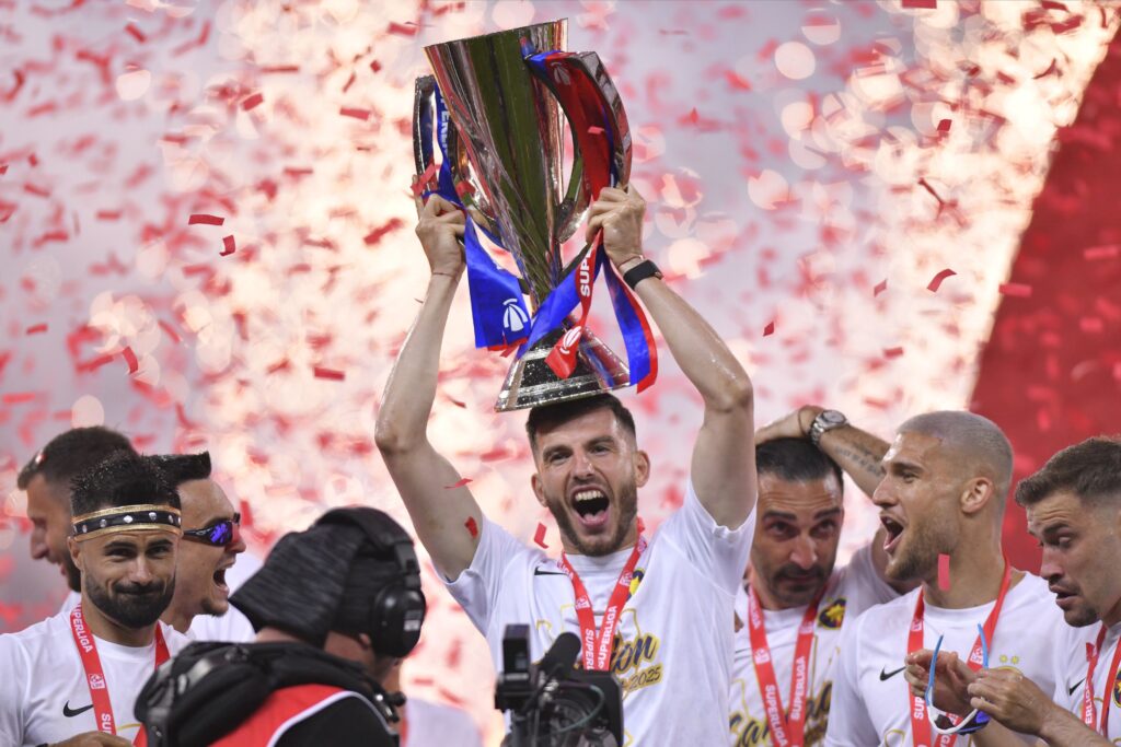 FCSB a primit trofeul de campioană