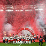 FCSB a primit trofeul de campioană. Imagini superbe de la sărbătoarea roş-albaştrilor