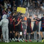 Aspersoare şi scandal pe teren, după ce Barcelona a luat titlul! Reacţia de mare antrenor a lui Hansi Flick